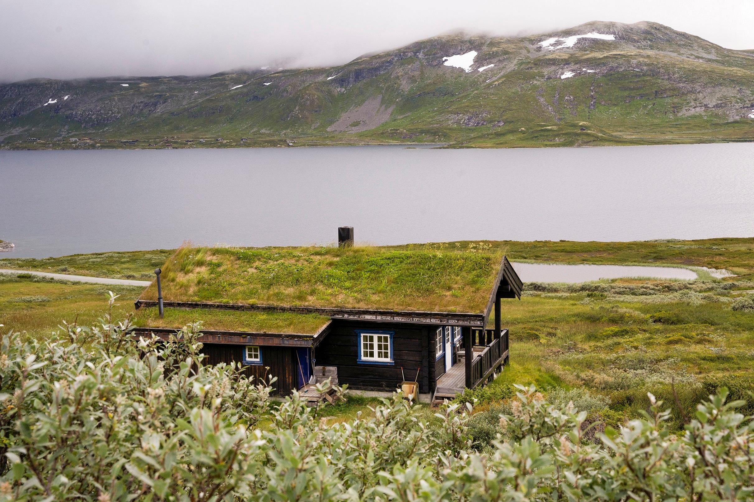 Trivelig hytte ved Tyin med utsikt inn i Jotunheimen