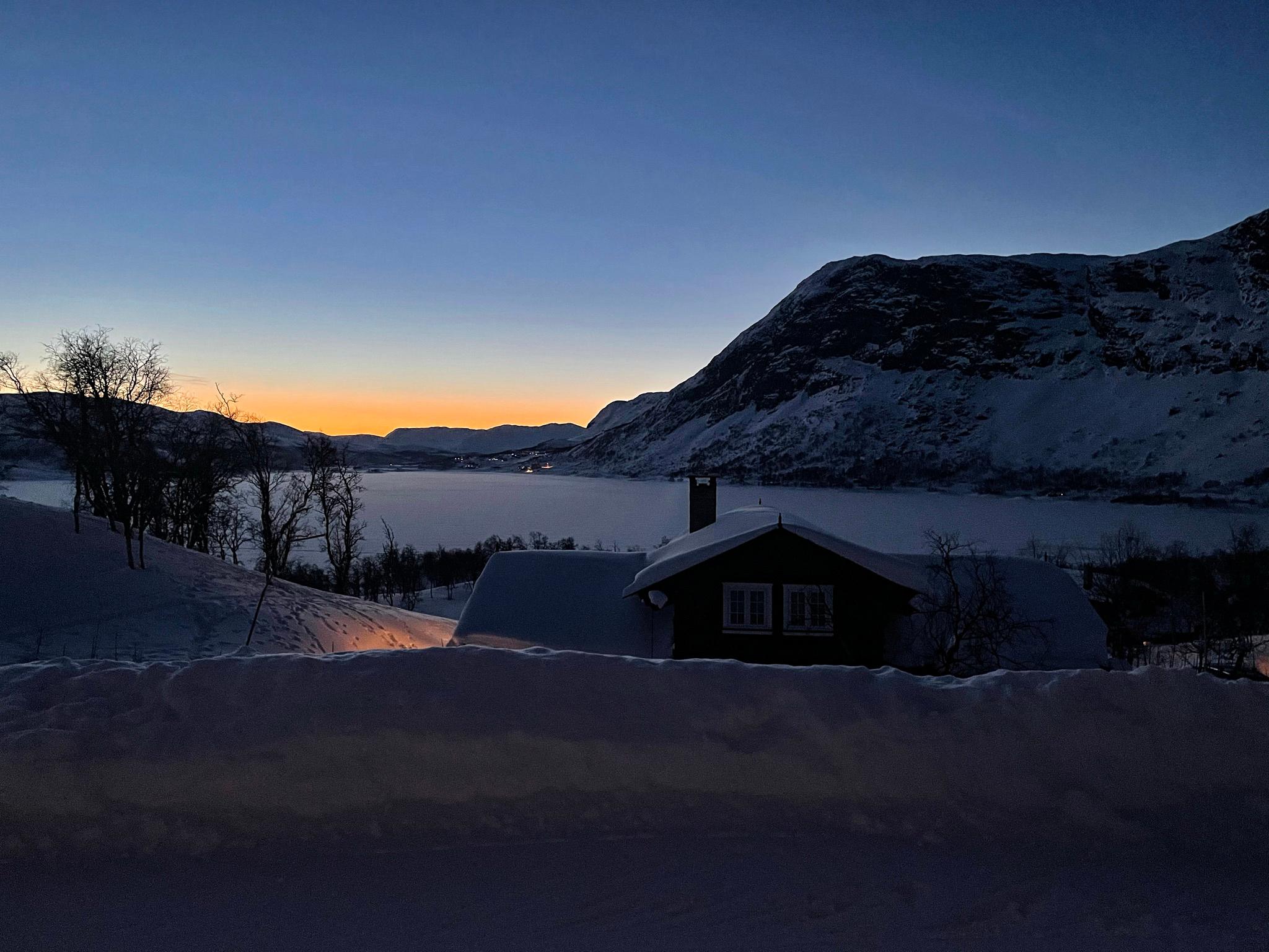 Nyere tømmerhytte på Filefjell